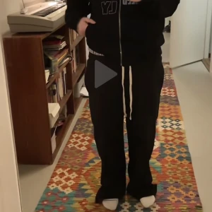 Byxor  - Svarta raka/baggy mjukisbyxor med långa snören som liknar Rick owens 