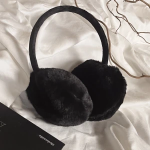 Black ”puffs” - Black ”puffs”, brun/beiga öronpuffar, mjuka och varma, perfekt nu under den kalla tiden på året😊