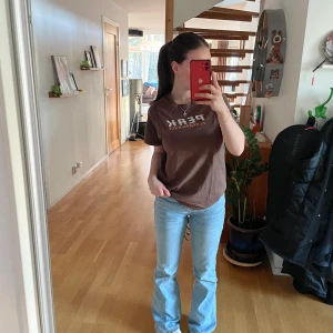 Peak Performance t-shirt - Cool brun Peak t-shirt i unisex, passar mig som vanligtvis är xs-s. Den är använd och delvis urtvättad men verkligen inget som syns på 💓 verkligen perfekt för sommaren ✨ PM för fler bilder