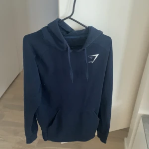 Gymshark hoodie - Skön marinblå gymshark hoodie, har blivit för liten