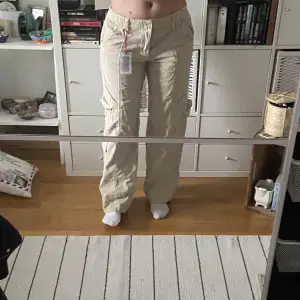 Helt oanvända lågmidjade cargopants från Urban Outfitters i nice manchester material. Storlek L men sitter mer som M.  Nypris 800kr Priset kan diskuteras