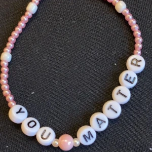 Rosa You matter - Ett rosa armband med texten you matter 