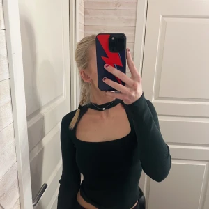 Topp från zara - Urringad mörkgrön tröja från zara! Kommer ej till användning därav säljer jag den💓använd 1-2 gånger så den är i ny skick!