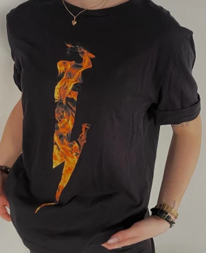 Neil Barret 🧡 - Neil Barret t-shirt! Tryckt detsamma på ryggen. Nypris 3200kr ⚡️ Storlek: M (herr)  Pris: 1500kr 