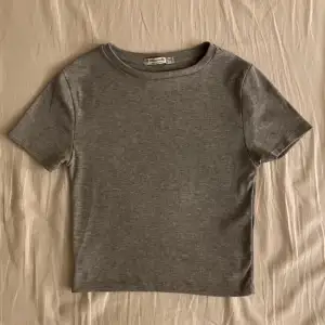 Super fin basic grå mid t-shirt ❣️ FRAKT: 45kr ‼️ Finns även svart och vit på min sida‼️