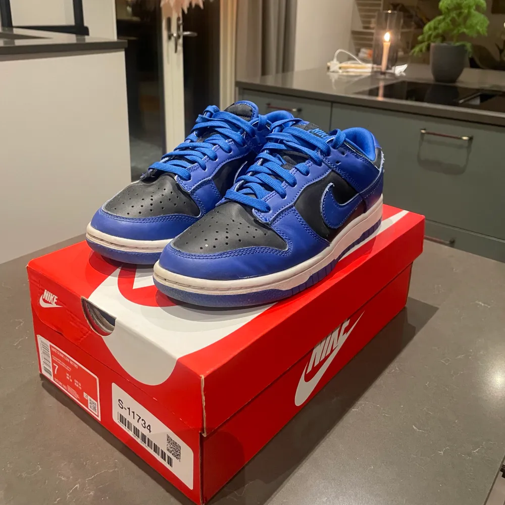 Säljer mina Nike low dunks ”black/hyper cobalt-white” eftersom dem inte kommer till någon användning längre. Dom är knappt använda och är som i ett nyskick. Skorna är köpta ifrån restocks vilket är en äkta sida för ca 1 år sedan. Priset kan diskuteras😊. Skor.