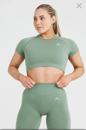 Oneractive grönt sett - Säljer mitt super fina set från oneractive. Använd en endaste gång. Så super skick!  Modellen heter ”classic seamless”. Båda är i storlek M. Passar en S/M skulle jag säga.  Byxan är i modellen ”Regular”. 