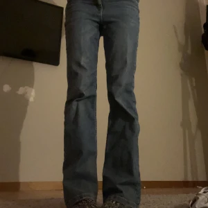 Bootcut jeans - Säljer dessa snygga bootcut jeans då de inte används. Dem har inga synliga skador. Jag är 165 cm och de sitter rätt så bra på mig.