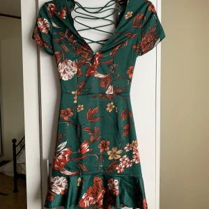 Sommarklänning med öppenrygg - Klänning från prettylittlething som är perfekt till sommaren! Öppen och sexig rygg med knytning. Tyget är i finare material och knytningen i ryggen justeras så midjan sitter tajt och snyggt 😍 