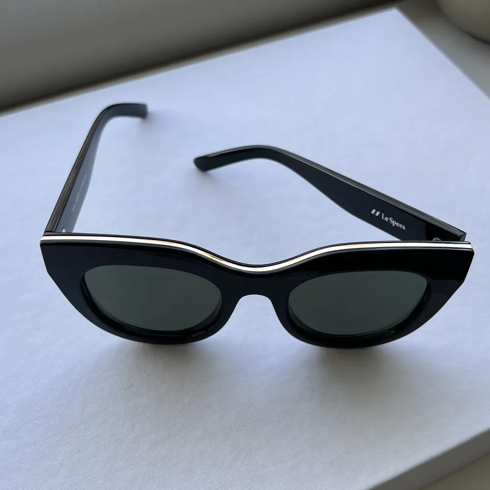 Säljer solglasögon från Le Specs ”air heart” köpta från Nelly. Nypris: 649 kr. Fodral och duk medföljs!  Bara att skriva om du har frågor eller vill se fler bilder på solglasögonen! 😊. Accessoarer.