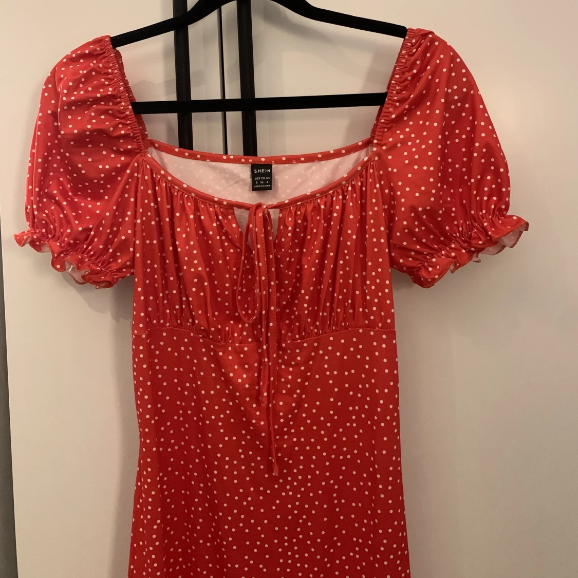 Prickig klänning 🧡❤️ - 90