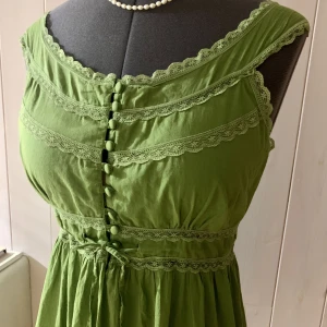 Sommartopp  - Gullig topp från BNK. Säljer då den är lite stor för mig. Pris kan diskuteras 💕