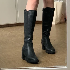 Svarta stövlar - Snygga svarta stövlar! Köpta på plick i nyskick och är knappt använda av mig💓  Frakt tillkommer