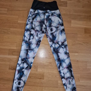 Tights - Säljer nu mina favorit tights då de varit för små för mej ett bra tag nu. Inga defekter, passar både xs och liten s då de är stretchiga.