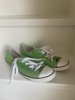 Gröna Converse  - Jätte söta Converse jag köpt på sellpy men var tyvärr för små, har bara använt dom en gång men finns en liten fläck på sidan men inget som märks!