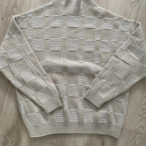 Stickad tröja med rutigt mönster - 100% akryl  Aldrig använd.  Storlek herr M. Den är lite oversized.  