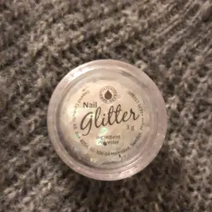 Nagel glitter man kan ha till naglarna,oöppnad aldrig använd,köp inte direkt,vid frågor skriv privat