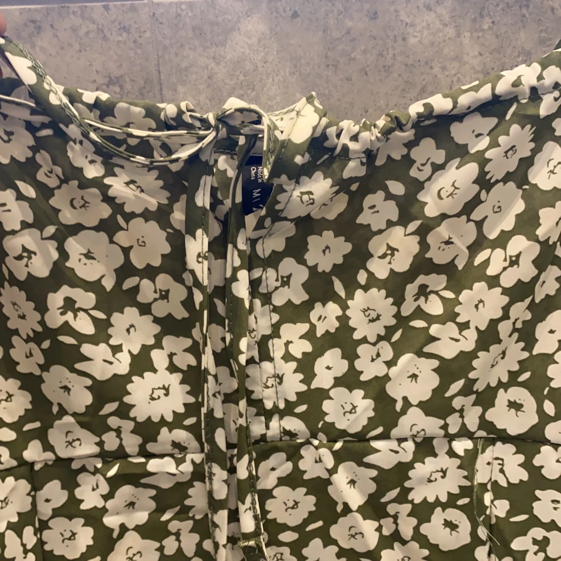 Blommig kort klänning - 90