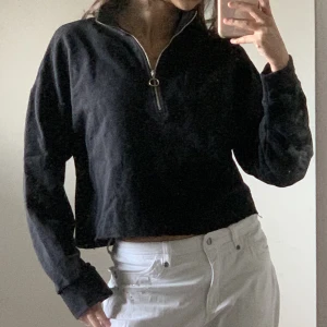 Svart zip-up - Snygg o skön zip-upp i storlek XS/S🖤 Blev att denna tyvärr inte kom till så mycket användning… bra skick & den var avklippt från början när jag köpte den! 