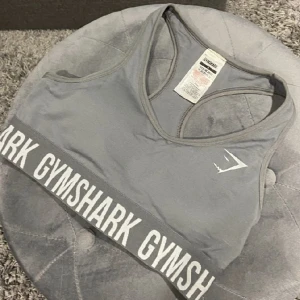 Gymshark sportbh - Gymshark sport topp/bh. Str S. Aldrig använd då den var för liten för mig, endast testad. 100kr