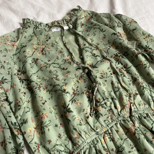 Sommarklänning - Som ny Köparen betalar för frakten