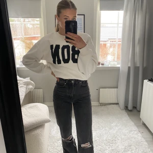 Raka jeans med slitningar - Raka jeans med slitningar, använda 2 gånger och säljer då de är lite för små för mig. Jag är 170cm 