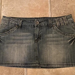 2000s lågmidjad jeanskjol - supersnygg lågmidjad jeanskjol av märket sexy girl jeans!! i jättefint skick, waist 33 kom privat om du har frågor