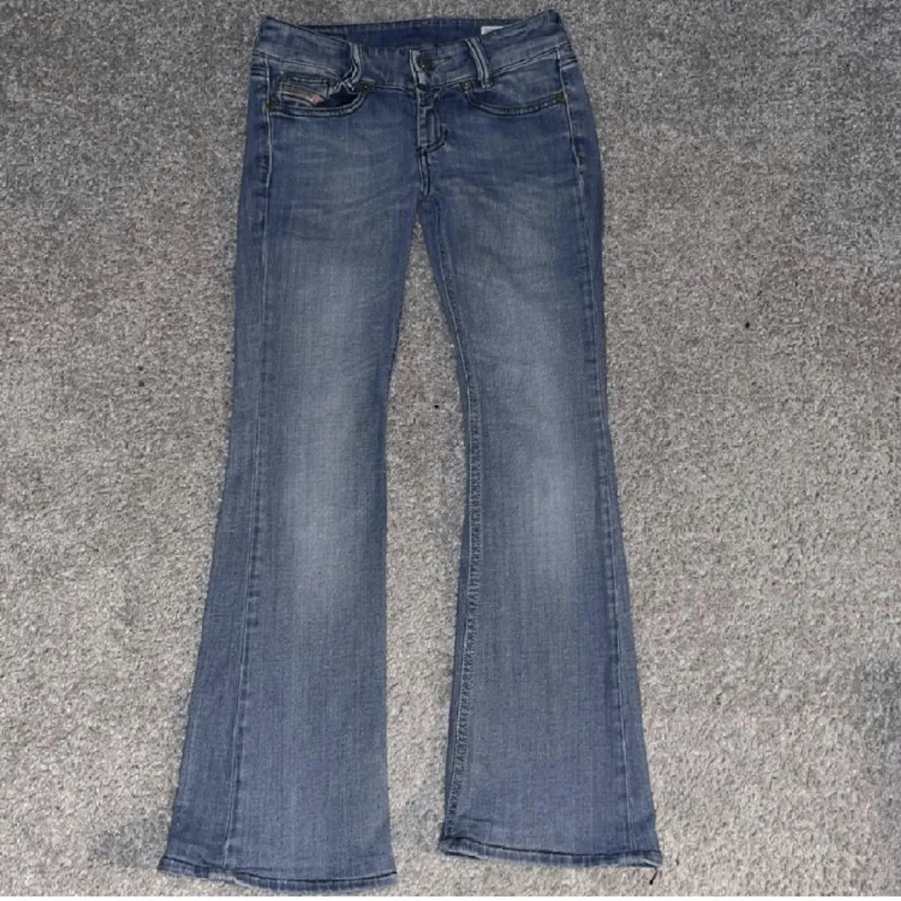 Ett par jätte snygga dissel jeans som jag köpt på Plick då de inte passade mig💘. I bra skick💗. Jeans & Byxor.