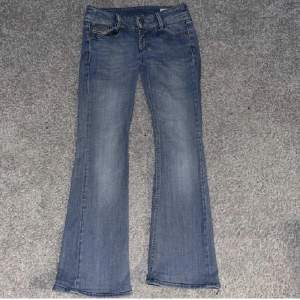 Ett par jätte snygga dissel jeans som jag köpt på Plick då de inte passade mig💘. I bra skick💗