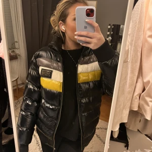 Dolce&gabbana jacka -  Vintage Dolce&gabbana jacka. super fint skick. Storlek M men som referens brukar jag bära S. OBS! står inte för frakt.