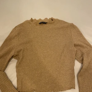 Croppad tröja  - Använd fåtal gånger. Storlek L