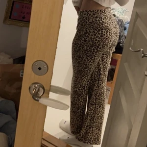 Velour ginatricot  - Säljer nu mina velour mjukisar från Gina Tricot i strl xs!❤️ säljer billigt då snörena har ramlat ur, annars har de inga defekter! Jag är 171 cm & de är lite korta på mig🥰