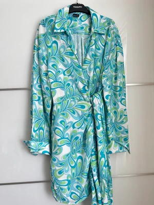 Blus/klänning - Fint plagg som kan användas som blus och klänning 