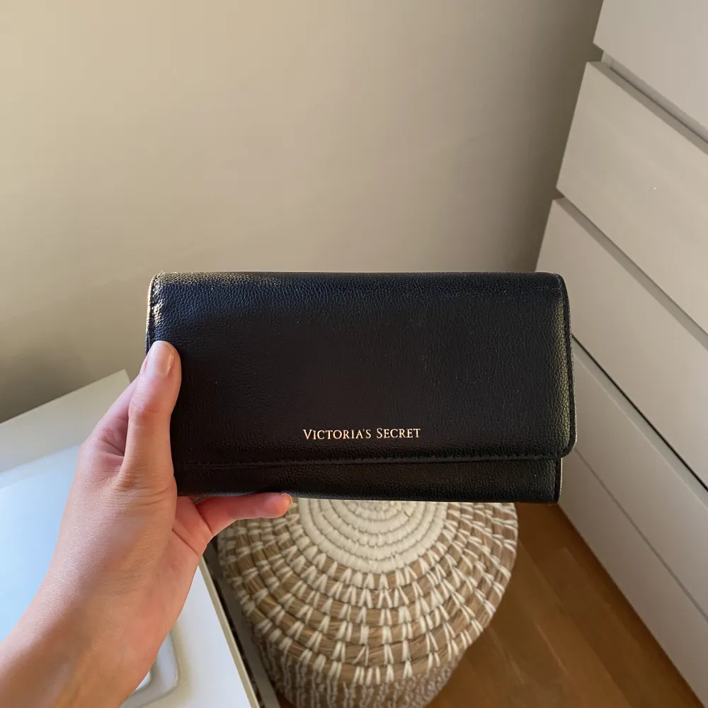 Svart fin plånbok från Victoria’s secret. Knappt använd, inga skavanker 🤍. Övrigt.