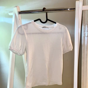 Vit topp - Vit topp från zara med lit puffarmar, inte lika genomskinlig som på bilden.