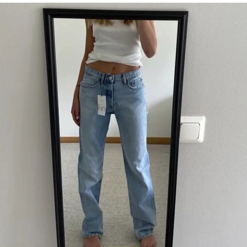 Mid rised jeans från zara. Köpta på Plick men jag har knappt andvänt dem och ser iprincip nya ut.❤️‍🔥❤️‍🔥❤️‍🔥❤️‍🔥lånade bilder. Jeans & Byxor.
