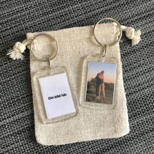 Nyckelring med egen bild - Bild väljer man själv! Nyckelringen är ca 5x4cm.  1 för 69kr, 2 för 119kr, 3 för 159kr osv. Frakt ingår 🤩   Vikiicom.quickbutik.com 