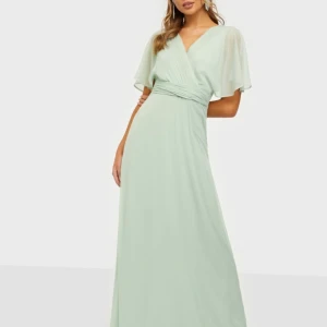 Klänning  - Säljer den här fina fina klänningen i storlek 34 från Nelly. Endast använd en gång! 🫶🏻