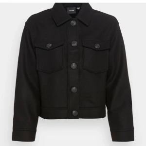 Kappa - Säljer min fina korta kappa från Vero Moda i storlek S, hör av er för fler bilder! Köparen står för frakten 🥰💘