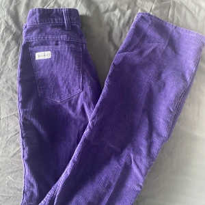 Lila vintage Manchester byxor - Fina mörklila manchesterbyxor, lätt utsvängda, passar mig som är 170 och har W26