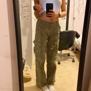 Cargo pants  - Gröna cargos från HM slutsålda. Om ni undrar något skriv gärna eller om vi vill ha fler bilder❤️ Kostar 200kr originalpris 