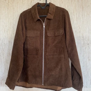 Brun manchesterjacka  - Jacka i Manchester med dragkedja och fickor framtill. Så härlig brun färg🤎 Storlek XL men jag som är S-M har använt den och det ser snyggt ut när den är lite lös👌