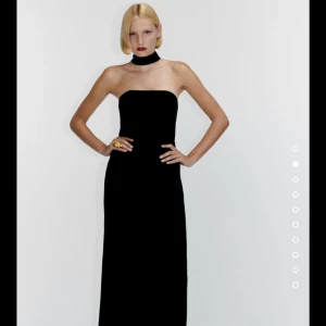 Klänning med chocker  - ”Draperad klänning med chocker” långa modellen. Säljer denna magiska klänningen från zara som är helt slutsåld. Den är oanvänd med lappen kvar. Orginalpris 859kr säljer för 700kr