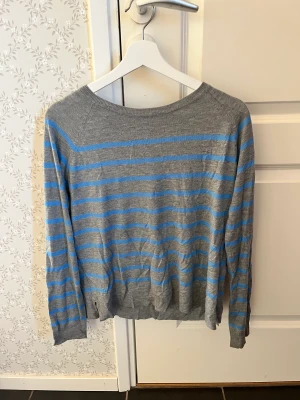 Randig zara tröja - Säljer den populära zara tröjan💕 mycket fint skick