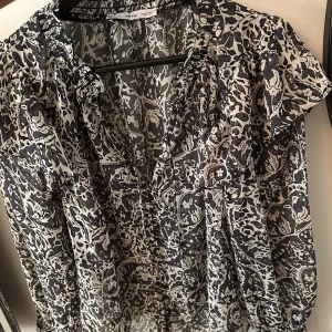 Mango blus - Säljer denna fina oanvända blus i från mango i xs💙nypris 400