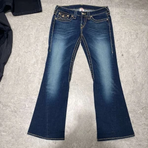 BOOTCUT RARE TRUE RELIGION JEANS GOLD EMBROIDERY - Rare bootcut true religions med guld broderi på lappen och guld  färgade rhinestone-knappar med fade.  Riktigt Riktigt snygga👌använd gärna köp  nu och kolla in min profil👍 pris kan alltid diskuteras😊 tveka inte att skriva om du har några frågor