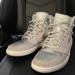 Jordan 1 High CO Japan - Fint skick med OG Box osv. Väldigt lätt använd så väldigt bra skick. Skriv ett meddelande vid funderingar eller fler bilder! Bud välkomna!😃