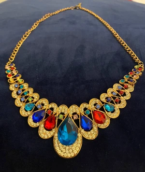 Halsband  - Ett vackert halsband med färgglada rhinestones 