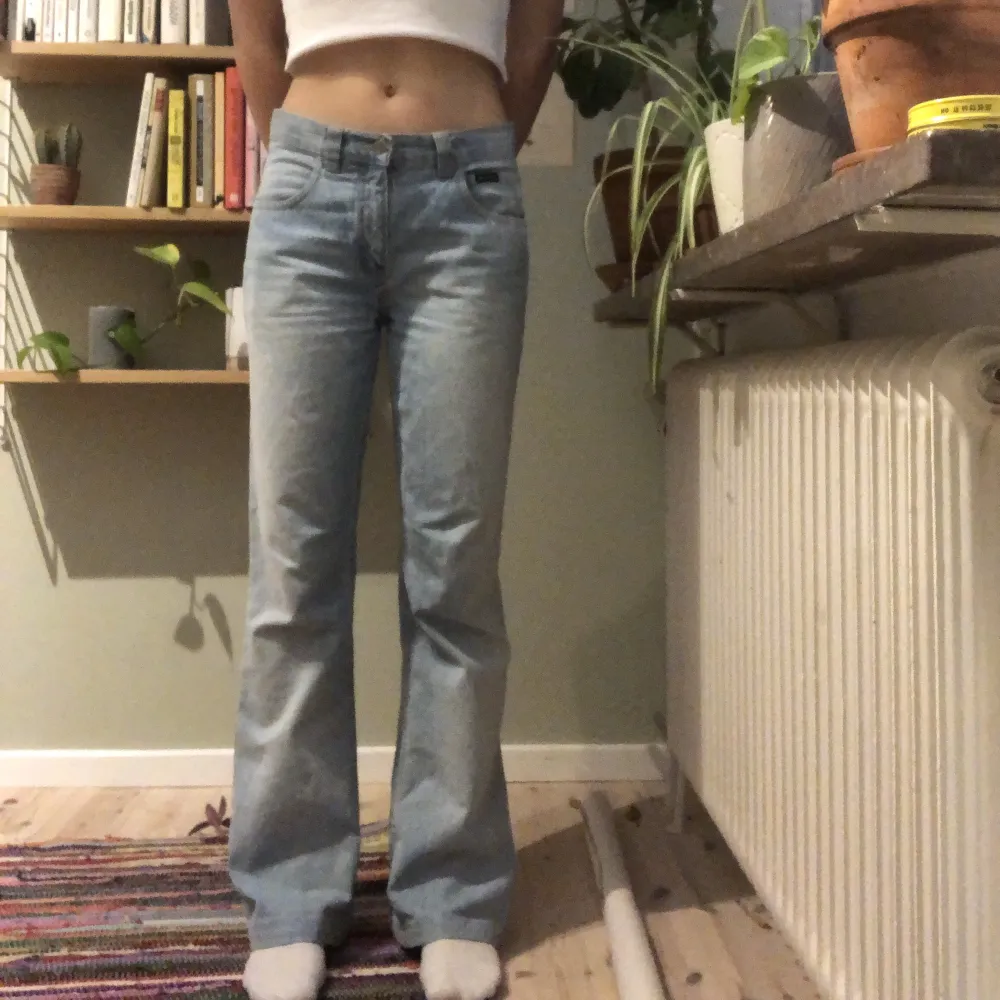 Jättefina och otroligt bekväma midwaist jeans i en ljusblå färg 💙passar mig som är 168 eller en S! 3 för 2 på allt i min profil!!. Jeans & Byxor.