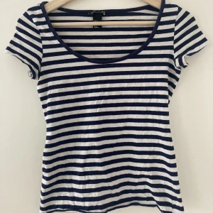 Randig t-shirt  - En gullig randig topp som tyvärr inte kom till användning. Köpt second hand. Är avklippt från att ha varit en klänning tidigare. Hör av er dig om du vill ha mer bilder☺️